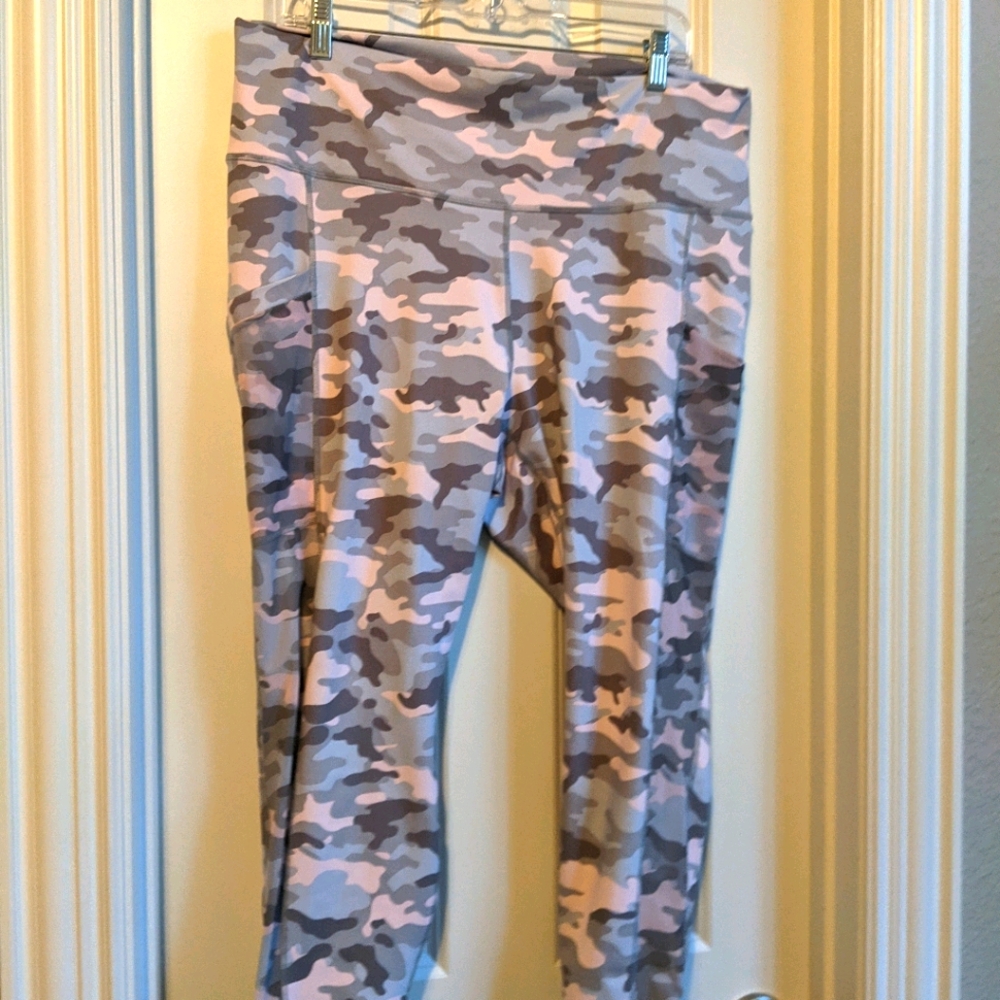 Fabletics Mila Crop 1x  Pink Camo
